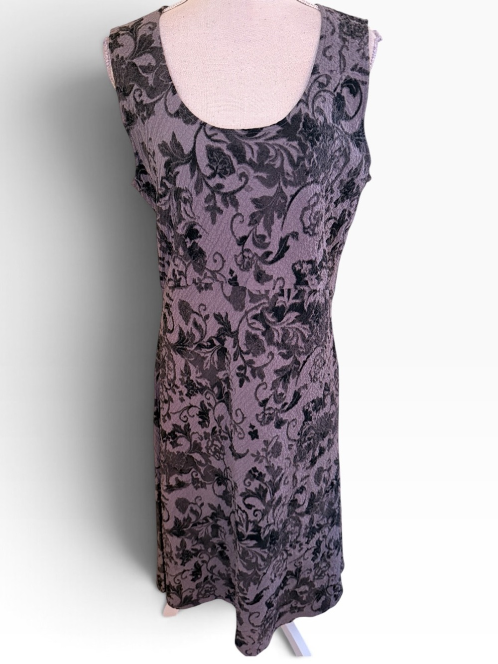 Orvis Passport Grey/Black Crinkle Fabric Floral Sleeveless Shift Dress L